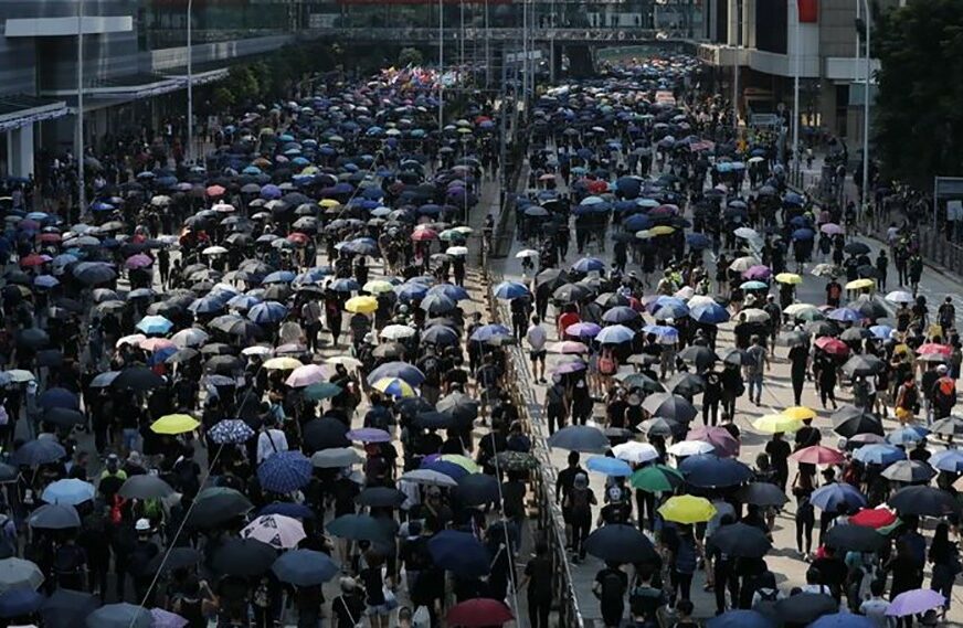DRAMA SE NASTAVLJA U Hongkongu održan protest, ali i SKUP PODRŠKE POLICIJI