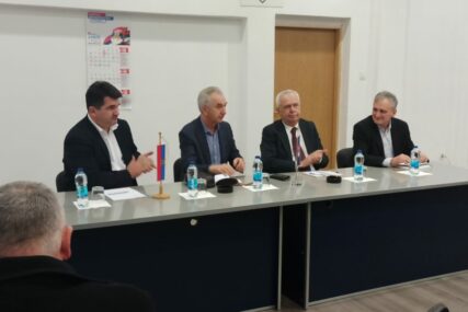 "MORAMO DA RADIMO OD JUTRA DO MRAKA" Šarović na sastanku stranke u Doboju
