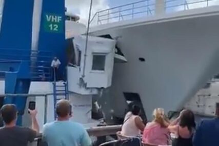 HLADNE KAO ŠPRICER Jahta udarila u drugi brod, a reakcija dvije žene je nevjerovatna (VIDEO)