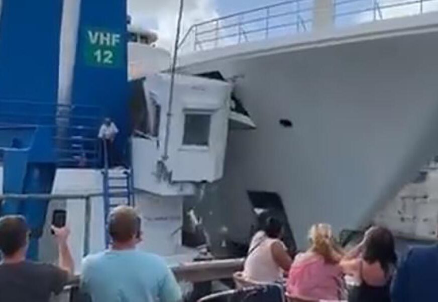 HLADNE KAO ŠPRICER Jahta udarila u drugi brod, a reakcija dvije žene je nevjerovatna (VIDEO)