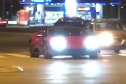 DIVLJANJE Automobil je stao na semafor, a evo šta se desilo kada se upalilo zeleno svjetlo (VIDEO)