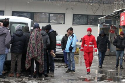 STANJE U TUZLI POSTAJE ALARMANTNO Od šuge oboljela 33 migranta, zaražen jedan volonter