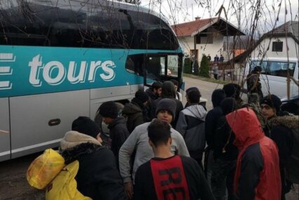 DUGA KOLONA AUTOBUSA Migranti s Vučjaka još nisu krenuli za Sarajevo