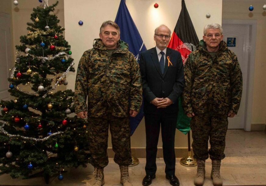 POZIRANJE PORED JELKE Komšić i Džaferović u vojnim uniformama u Avganistanu