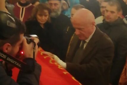 POKLONIO SE MOŠTIMA SVETOG VASILIJA Biznismen koji je upucan u Beogradu na protestu vjernika