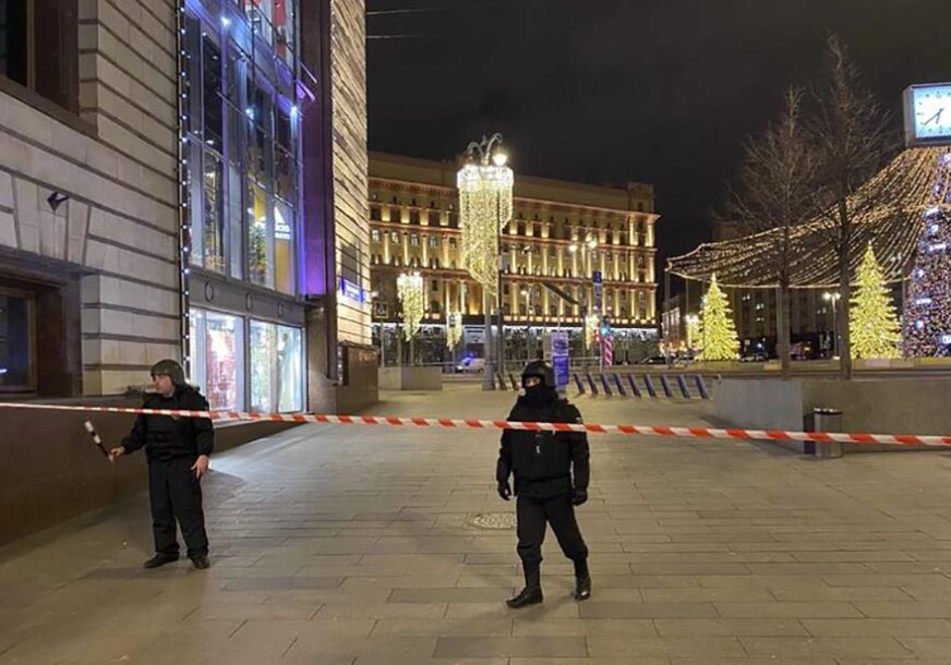 "OVO JE AKT TERORIZMA" Muškarac u Moskvi ubio jednog službenika, a dvojicu teško ranio (VIDEO)