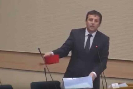 “DA SE NE PREHLADI U SARAJEVU” Šou u Skupštini, Vukanović poklonio Tegeltiji FES (VIDEO)
