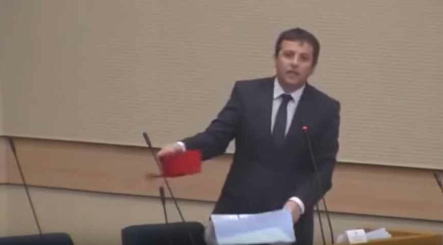 “DA SE NE PREHLADI U SARAJEVU” Šou u Skupštini, Vukanović poklonio Tegeltiji FES (VIDEO)