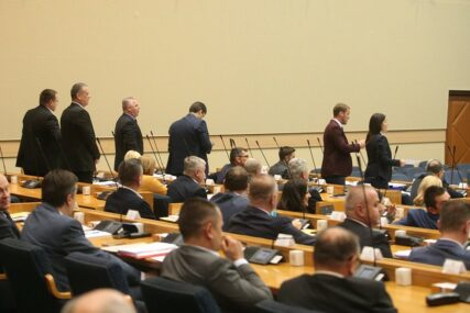 Opozicija galamom PREKIDA GOVOR Dodika u parlamentu (FOTO, VIDEO)