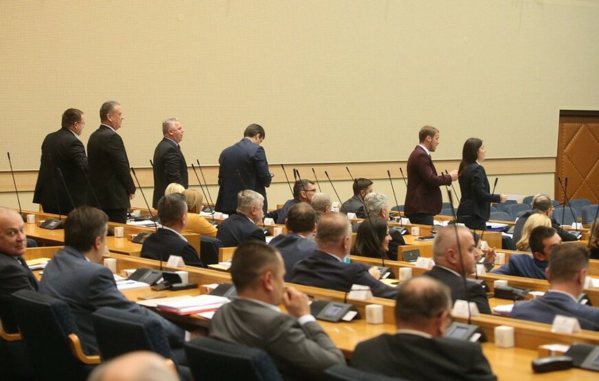 Opozicija galamom PREKIDA GOVOR Dodika u parlamentu (FOTO, VIDEO)