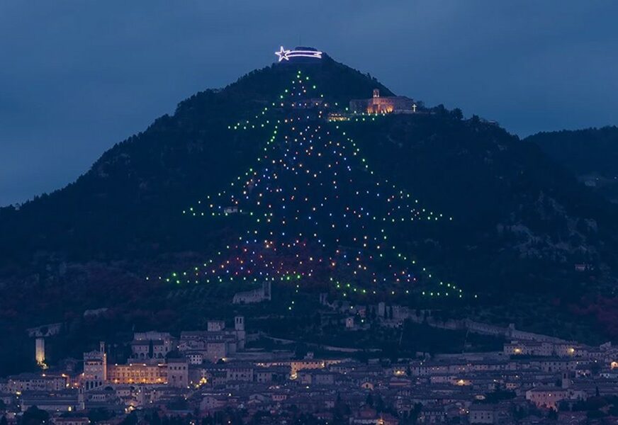 BOŽIĆNA ATRAKCIJA Italijanski gradić ima najveću jelku na svijetu (FOTO, VIDEO)