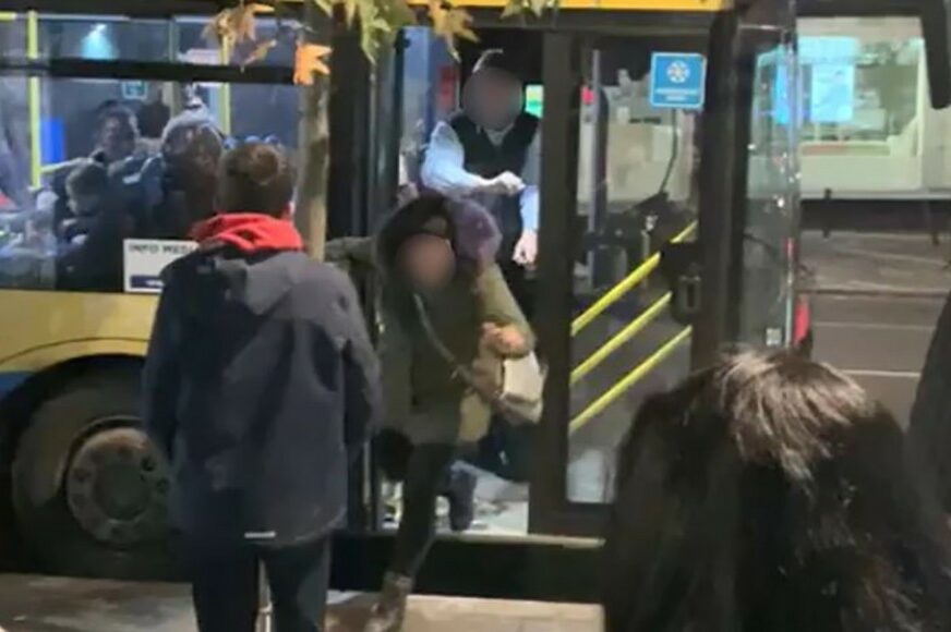 PUTNIKE NAPALA PIJANA ŽENA Surova reakcija vozača autobusa mnoge je ostavila U ŠOKU (VIDEO)