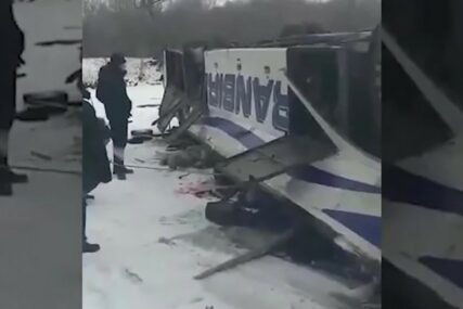 OTKRIVEN UZROK STRAVIČNE NESREĆE Prvi snimak autobusa koji se survao s mosta i PAO NA KROV