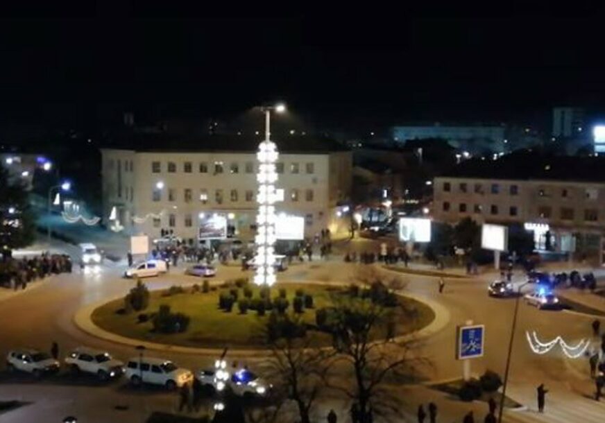 HAPŠENJE NA PROTESTIMA U NIKŠIĆU Priveden portparol DF zbog srpske zastave?