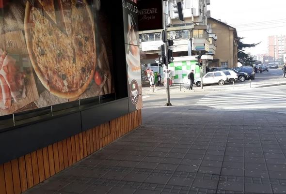 "IZBO MALOLJETNIKA, PA NASTAVIO DA JEDE" Mladić ispred pekare NASRNUO NA TINEJDŽERA (15)