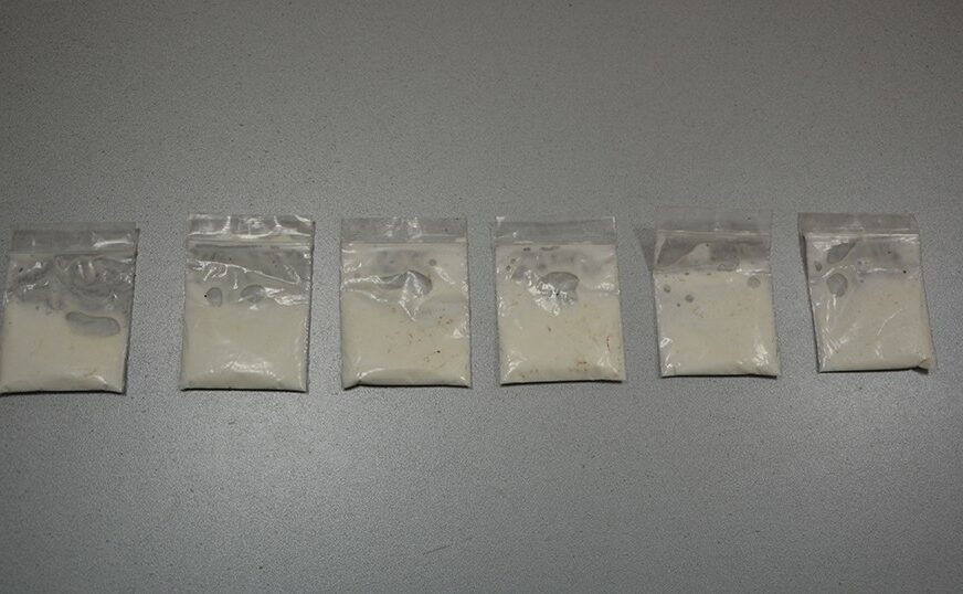 PRETRES U PRIJEDORU Policija prilikom kontrole pronašla kokain, uhapšene tri osobe
