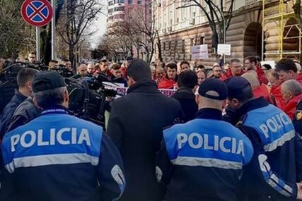 POBUNA U TIRANI Demonstranti ljuti na Ramu i Vučića, traže UJEDINJENJE ALBANACA (VIDEO)