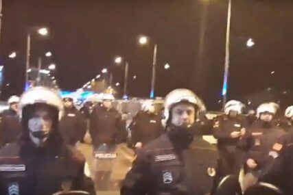 SUKOB GRAĐANA I POLICIJE U NIKŠIĆU Okupljeni skandiraju "Ne damo svetinje!" (VIDEO)