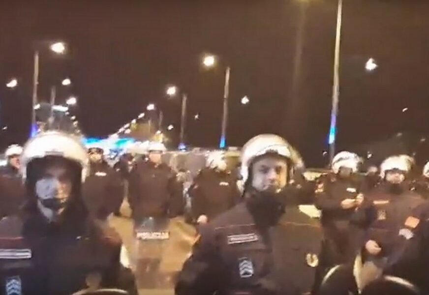 SUKOB GRAĐANA I POLICIJE U NIKŠIĆU Okupljeni skandiraju "Ne damo svetinje!" (VIDEO)