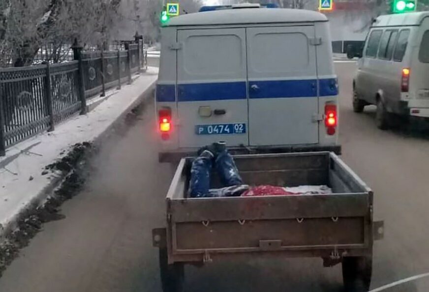 SAMO U RUSIJI Policija transportovala tijelo ubijenog čovjeka u PRIKOLICI