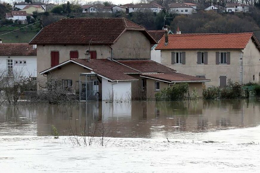 BUJICE ODNOSE ŽIVOTE Pronađena treća žrtva poplava, 70.000 domova i dalje BEZ STRUJE