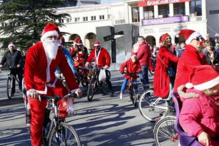 U DUHU PRAZNIKA Djeda Mrazovi i Mrazice na biciklima uljepšali sunčanu nedjelju u Mostaru