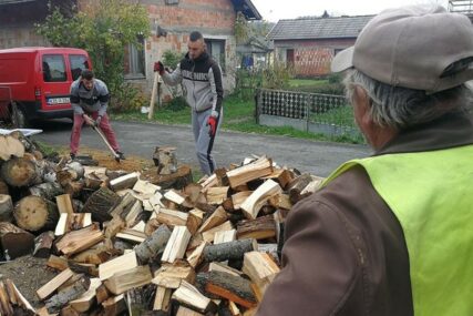 VRIJEDNI VOLONTERI IZ KOZARSKE DUBICE Ogrijevno drvo za siromašne i bolesne, paketići za djecu