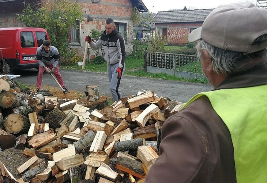 VRIJEDNI VOLONTERI IZ KOZARSKE DUBICE Ogrijevno drvo za siromašne i bolesne, paketići za djecu