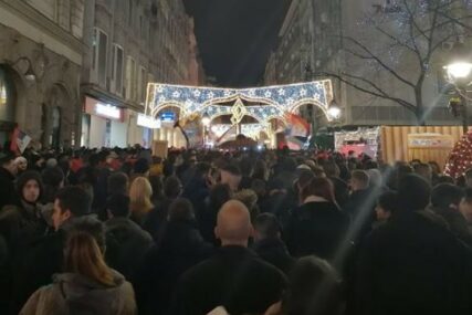 GRAĐANI NOSE IKONE Protest Ispred Ambasade Crne Gore u Beogradu