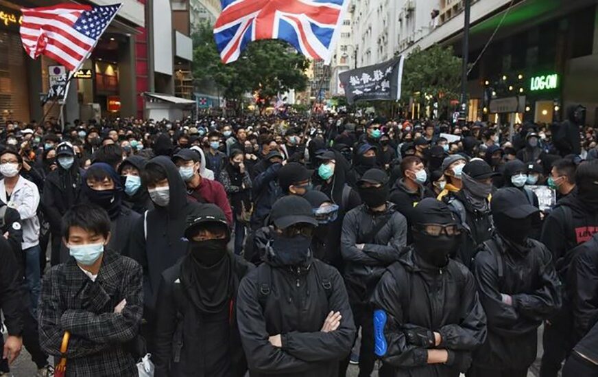 DRAMA U HONGKONGU NE JENJAVA Policija upotrebila BIBER SPREJ protiv demonstranata (FOTO)