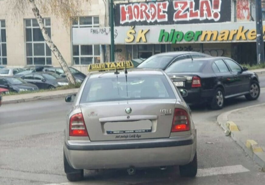 TAKSISTA VESELJAK Poruka na ovom automobilu mnoge je nasmijala (FOTO)
