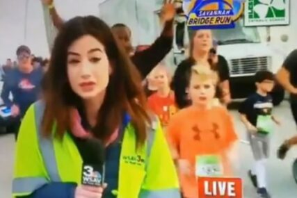 SRAMOTNO Udario reporterku po ZADNJICI tokom prenosa uživo, njen ogovor je bio NEVJEROVATAN (VIDEO)