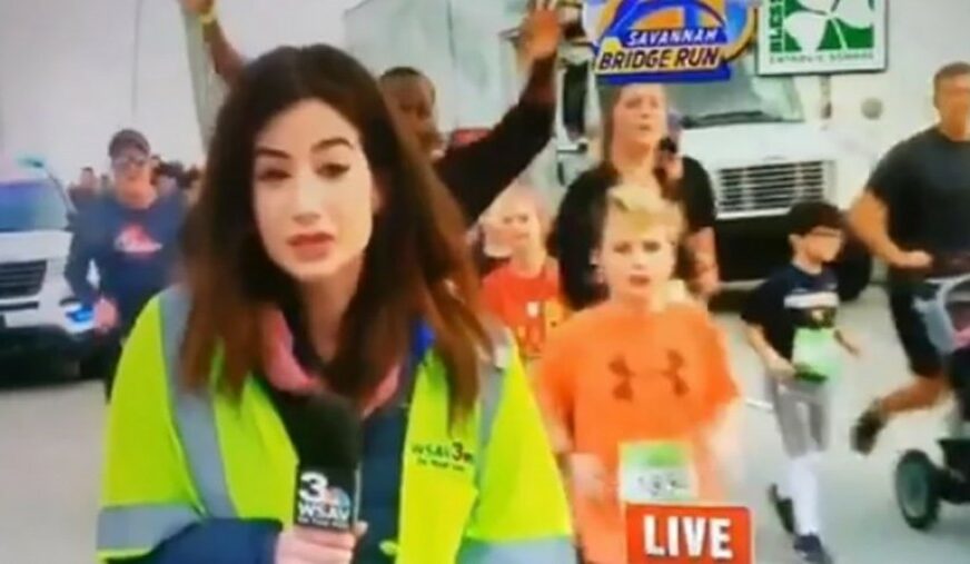 SRAMOTNO Udario reporterku po ZADNJICI tokom prenosa uživo, njen ogovor je bio NEVJEROVATAN (VIDEO)