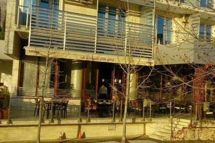 KAO USRED LJETA Ručak u bašti restorana, jug Srpske suncem okupan