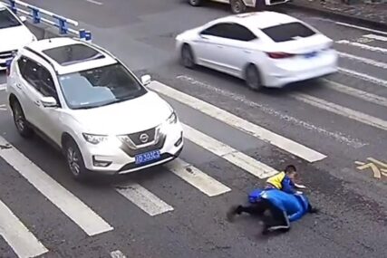 DJEČAK NASRNUO NA VOZAČA Auto udario majku i dijete na pješačkom prelazu (VIDEO)