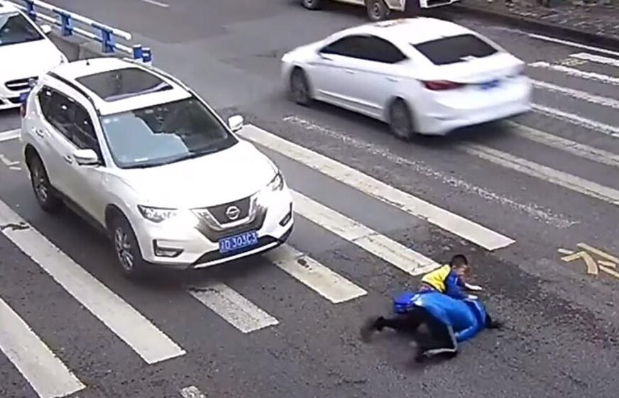 DJEČAK NASRNUO NA VOZAČA Auto udario majku i dijete na pješačkom prelazu (VIDEO)
