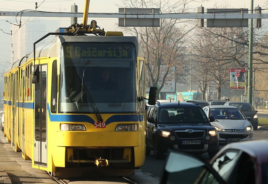 Udes u centru Sarajeva: Sudarili se AUTOMOBIL i TRAMVAJ, zaustavljen tramvajski saobraćaj