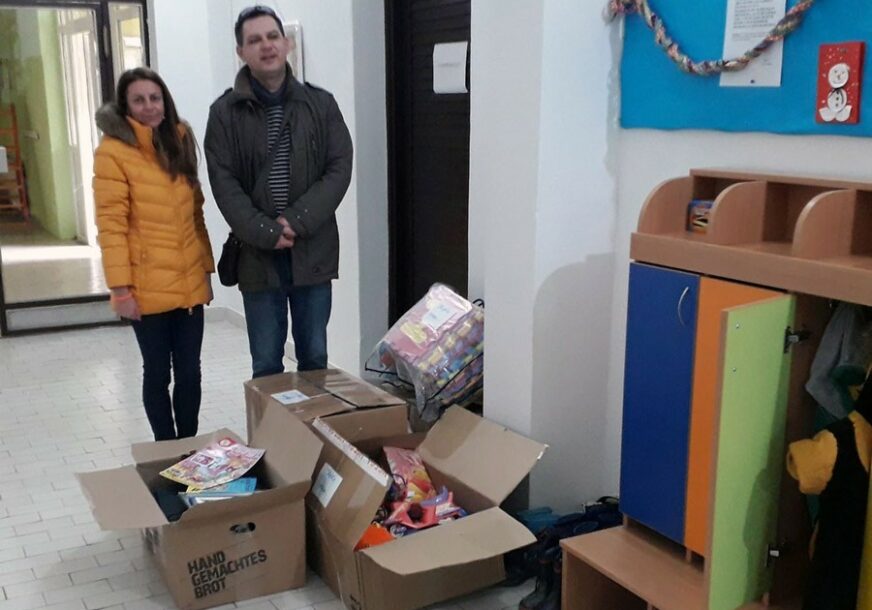 OBRADOVALI MALIŠANE Bračni par iz Njemačke donirao igračke i posteljinu vrtiću u Novom Gradu