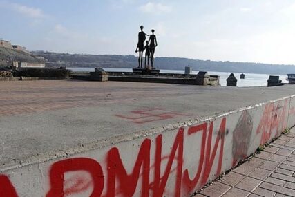 VANDALIZAM Osvanuli fašistički grafiti kod spomenika žrtvama racije (FOTO)