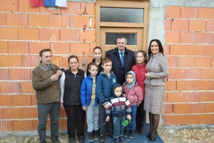 VIŠKOVIĆ POSJETIO JEZERO Izgrađena kuća za višečlanu porodicu Grabež (FOTO)