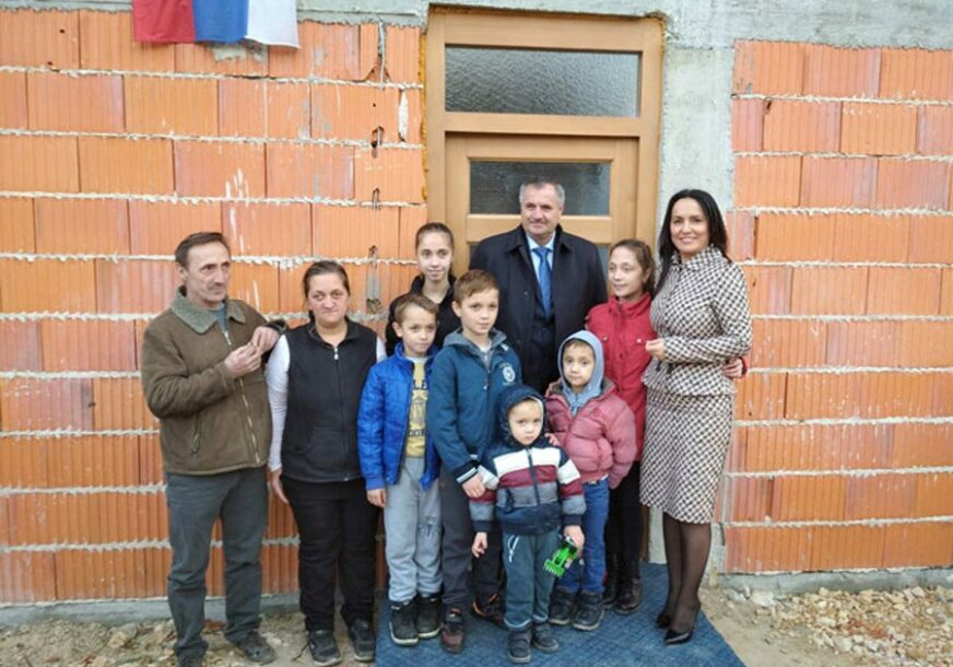 VIŠKOVIĆ POSJETIO JEZERO Izgrađena kuća za višečlanu porodicu Grabež (FOTO)