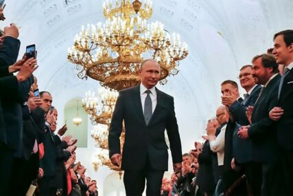 "UNUTRA ČUČI UPLAŠENA OSOBA" Kako Putin uspijeva da se održi u igri, iako igra sa NAJSLABIJIM KARTAMA