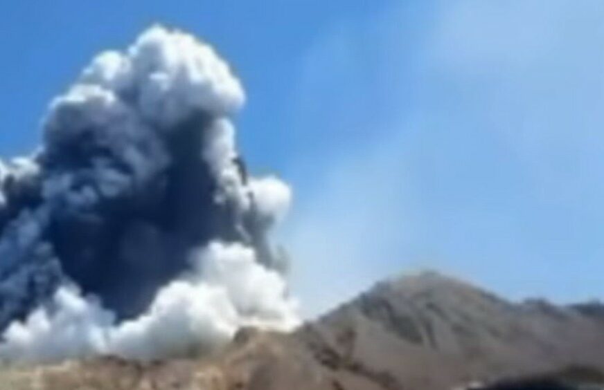 "NEMA ZNAKOVA ŽIVOTA" Policija ne vjeruje da ima PREŽIVJELIH poslije erupcije vulkana na Novom Zelandu