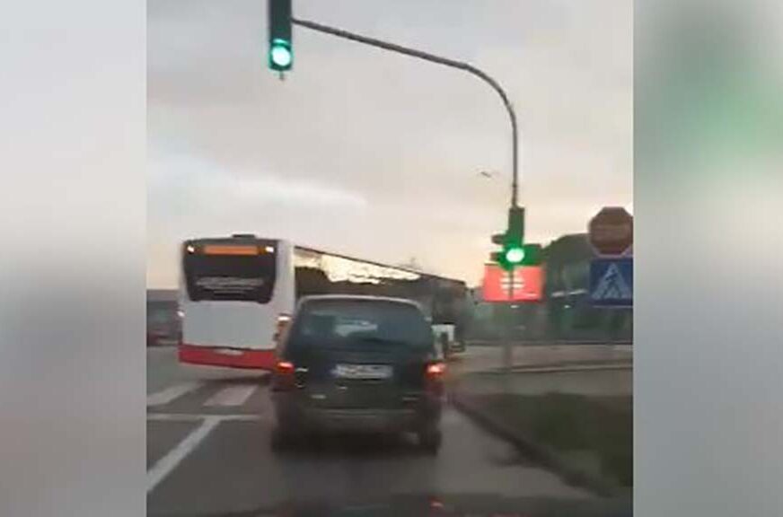 BAHATO Vozač gradskog autobusa u Banjaluci KRŠI SAOBRAĆAJNE PROPISE (VIDEO)