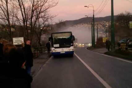 GUŽVA ZBOG BUKTINJE NA PUTU Autobus se zapalio u toku vožnje, putnici uočili GUST DIM