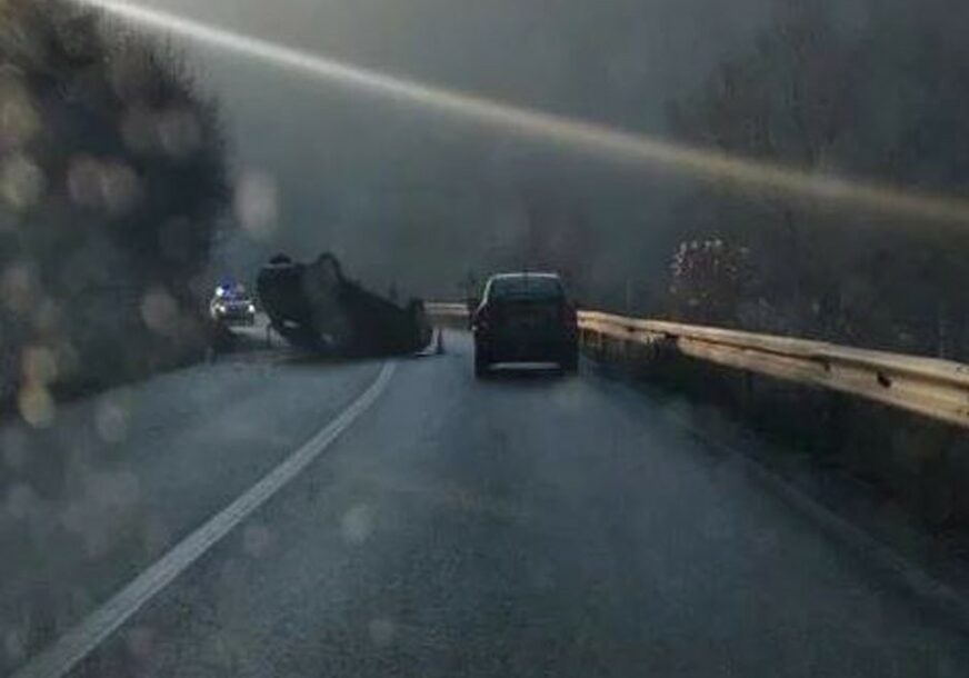 NESREĆA KOD SARAJEVA Tri osobe povrijeđene u prevrtanju automobila
