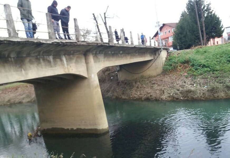 ATRAKCIJA ZA GRAĐANE Prijedorski kanal pun ribe, DNO SE NE VIDI (FOTO)