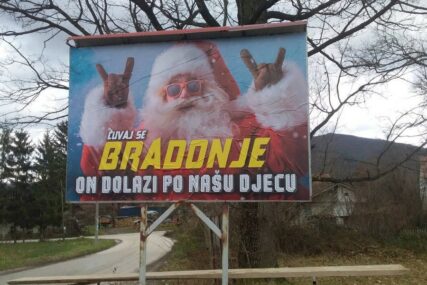 „ČUVAJ SE BRADONJE“ Radikalni muslimani u Tuzli postavili BILBORDE protiv proslave Nove godine