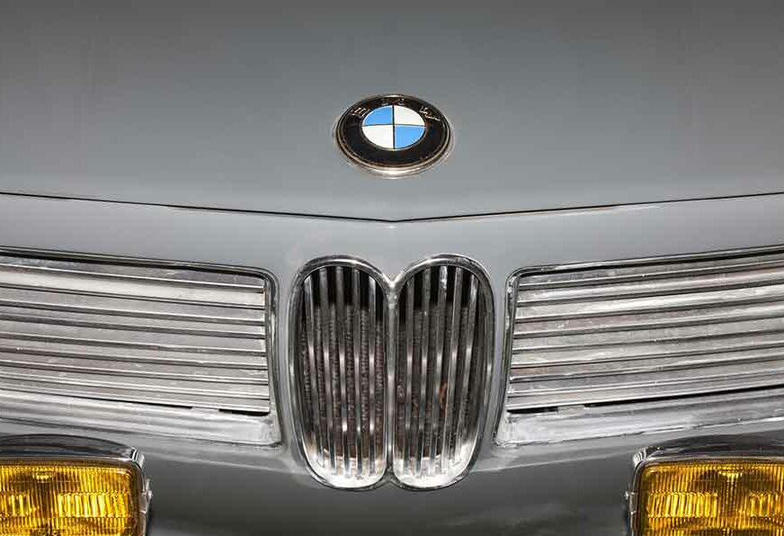 Oni koji vole uredne automobile MOGU DA ODAHNU: BMW razvio držač za čaše koji NE PROSIPA PIĆE