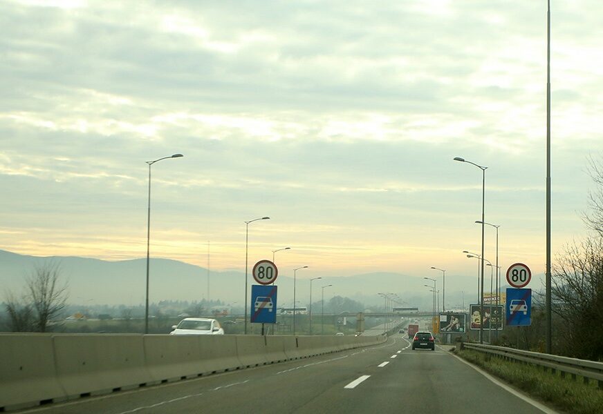 VOZAČI, OPREZ Kolovozi jutros mokri na većini puteva u Srpskoj